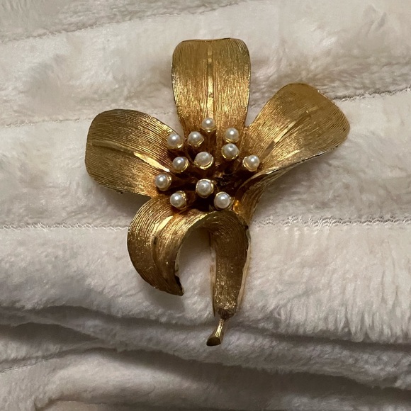 BSK Jewelry - Vintage BSK Gold Flower Lily Pearl Cluster Brooch